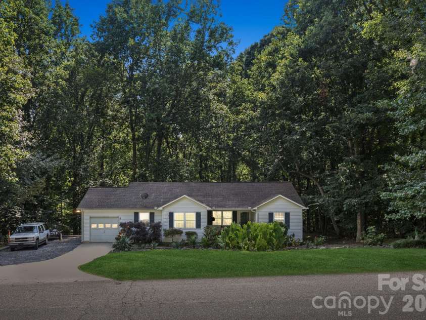 125 Mills Forest Lane, Mooresville, NC 28117.  MLS# CAR4374183, YatesRealty ID 16021. 