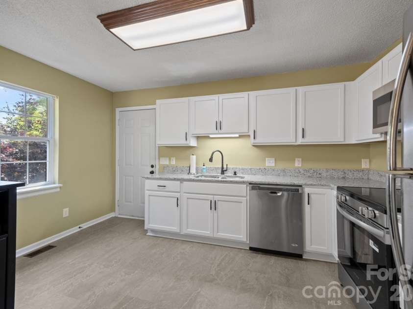 125 Mills Forest Lane, Mooresville, NC 28117.  MLS# CAR4374183, YatesRealty ID 16021. 