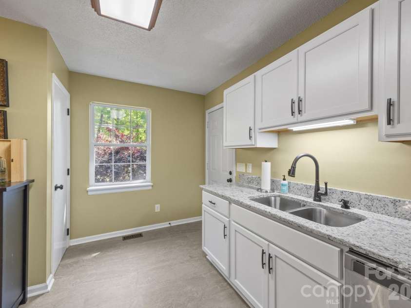 125 Mills Forest Lane, Mooresville, NC 28117.  MLS# CAR4374183, YatesRealty ID 16021. 