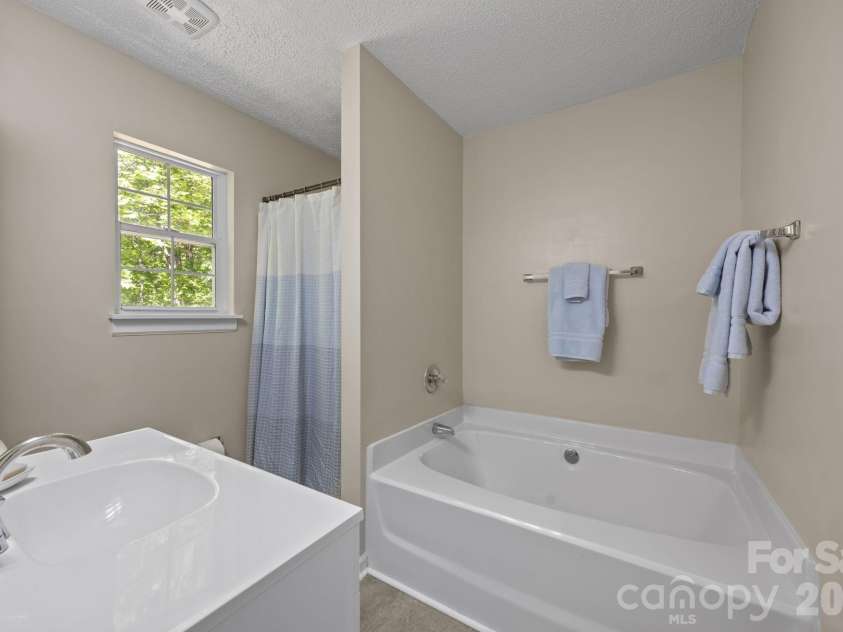 125 Mills Forest Lane, Mooresville, NC 28117.  MLS# CAR4374183, YatesRealty ID 16021. 