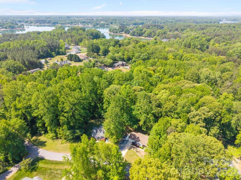 125 Mills Forest Lane, Mooresville, NC 28117.  MLS# CAR4374183, YatesRealty ID 16021. 