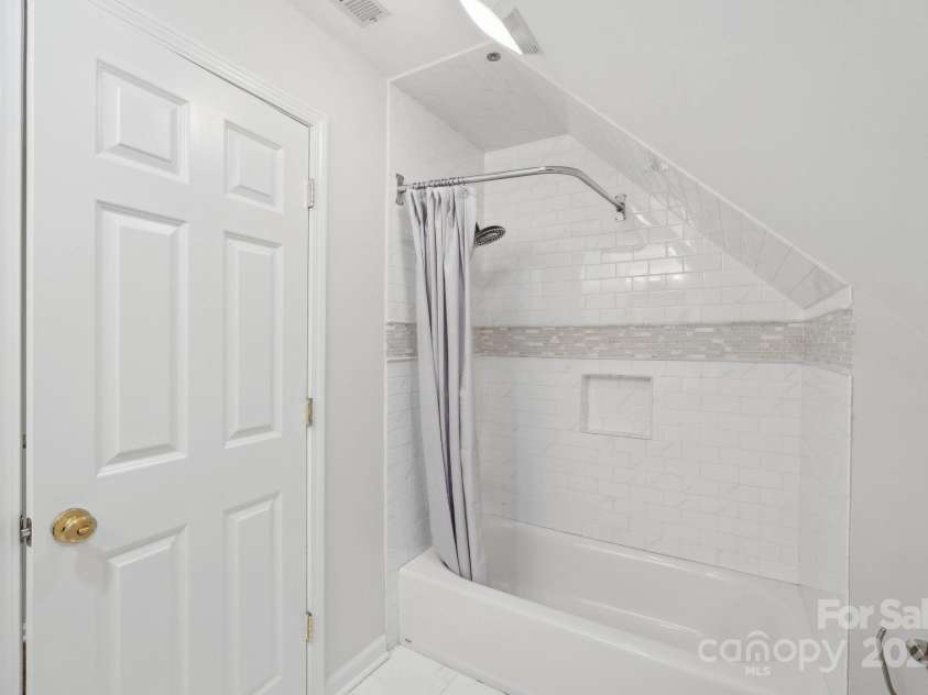 545 Dilworth Mews Court, Charlotte, NC 28203.  MLS# CAR4237335, YatesRealty ID 16023. Bath 3