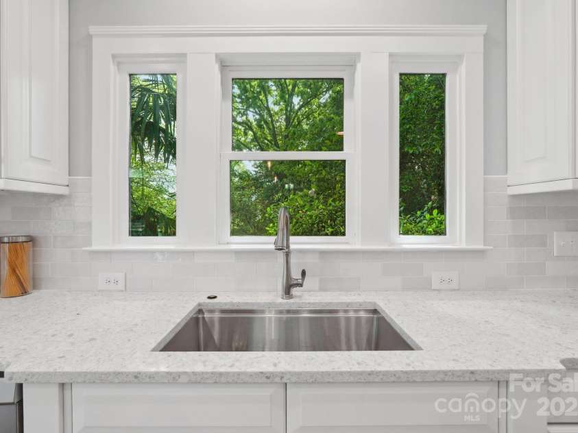 545 Dilworth Mews Court, Charlotte, NC 28203.  MLS# CAR4237335, YatesRealty ID 16023. Beautiful quartz countertops and newly refinished cabinetry