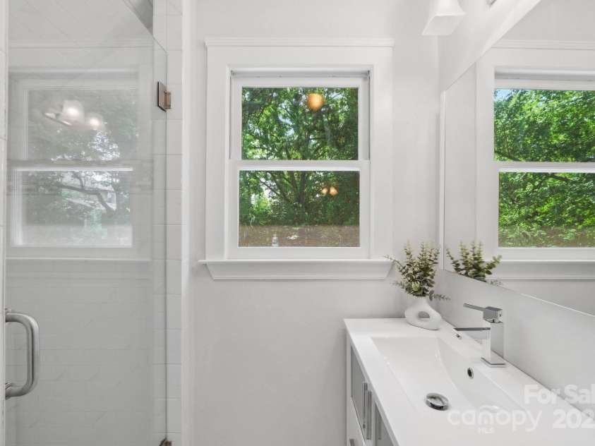 545 Dilworth Mews Court, Charlotte, NC 28203.  MLS# CAR4237335, YatesRealty ID 16023. Ensuite bath for Bed 2