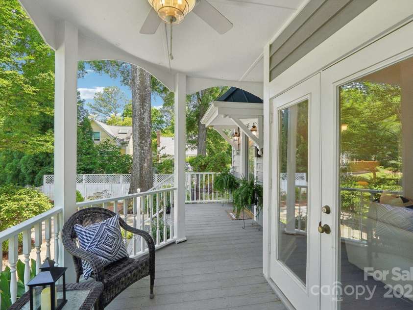 545 Dilworth Mews Court, Charlotte, NC 28203.  MLS# CAR4237335, YatesRealty ID 16023. Front porch