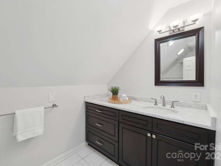 545 Dilworth Mews Court, Charlotte, NC 28203.  MLS# CAR4237335, YatesRealty ID 16023. Full Bath on Level 3 with a tub!