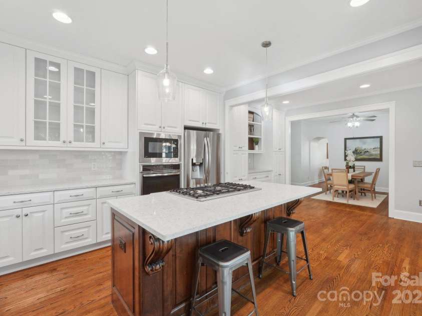 545 Dilworth Mews Court, Charlotte, NC 28203.  MLS# CAR4237335, YatesRealty ID 16023. Gas Cooktop