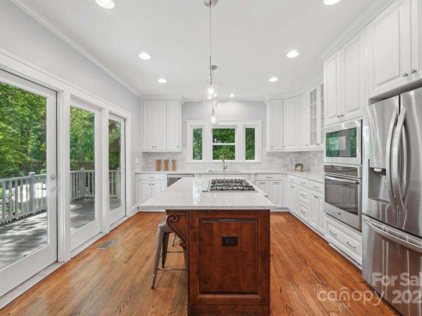 545 Dilworth Mews Court, Charlotte, NC 28203.  MLS# CAR4237335, YatesRealty ID 16023. Kitchen