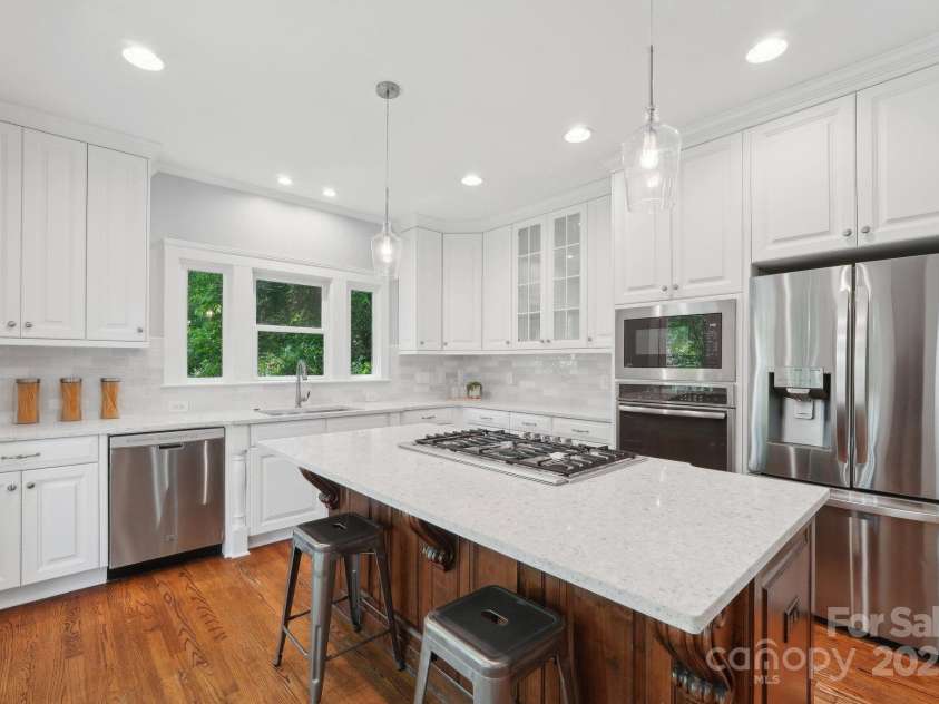 545 Dilworth Mews Court, Charlotte, NC 28203.  MLS# CAR4237335, YatesRealty ID 16023. Kitchen