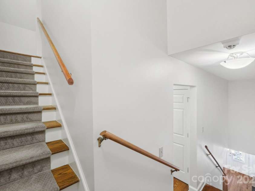 545 Dilworth Mews Court, Charlotte, NC 28203.  MLS# CAR4237335, YatesRealty ID 16023. Level 3 - Going up!
