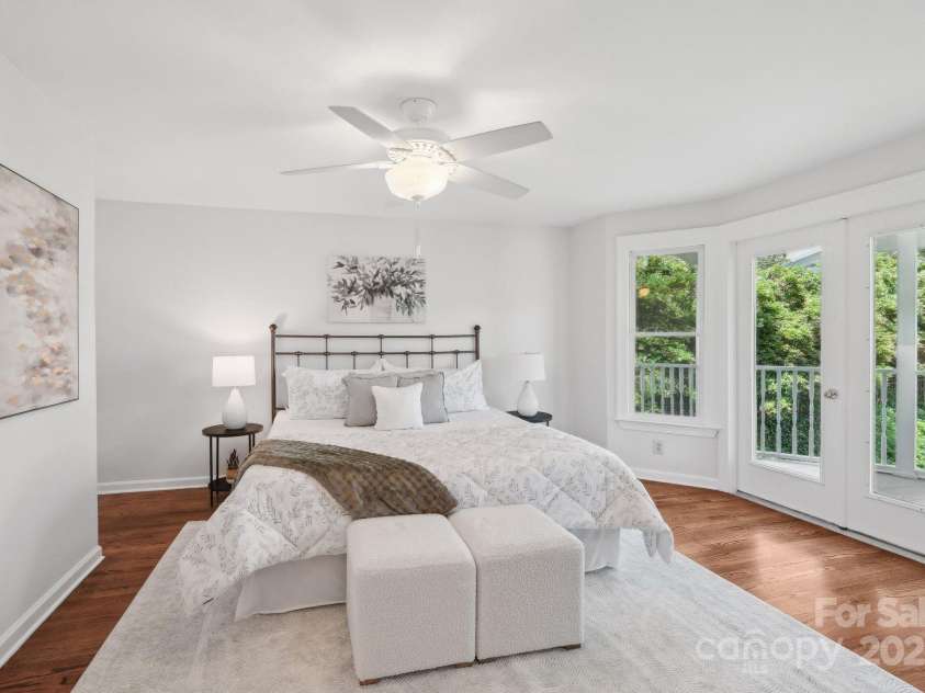 545 Dilworth Mews Court, Charlotte, NC 28203.  MLS# CAR4237335, YatesRealty ID 16023. Loads of natural light