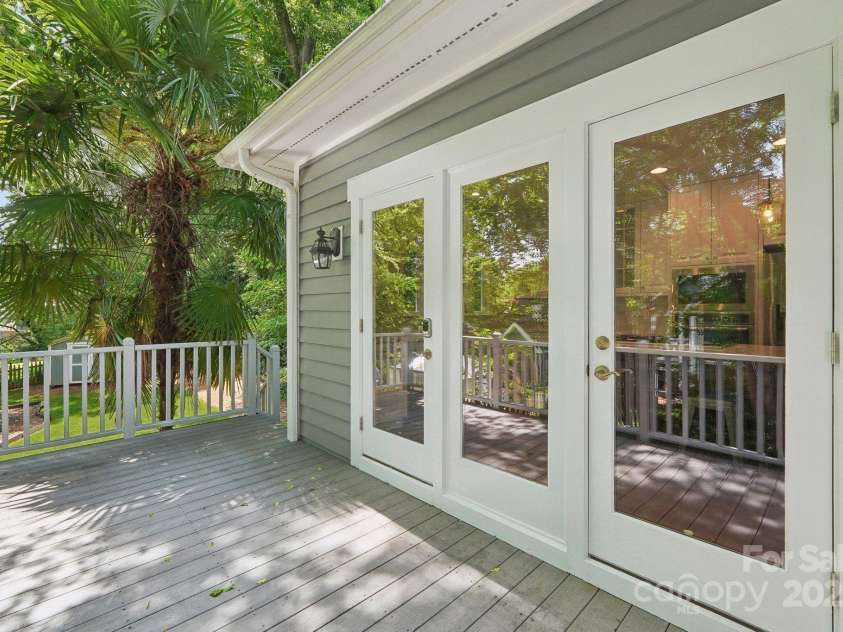 545 Dilworth Mews Court, Charlotte, NC 28203.  MLS# CAR4237335, YatesRealty ID 16023. One of FOUR outdoor spaces!