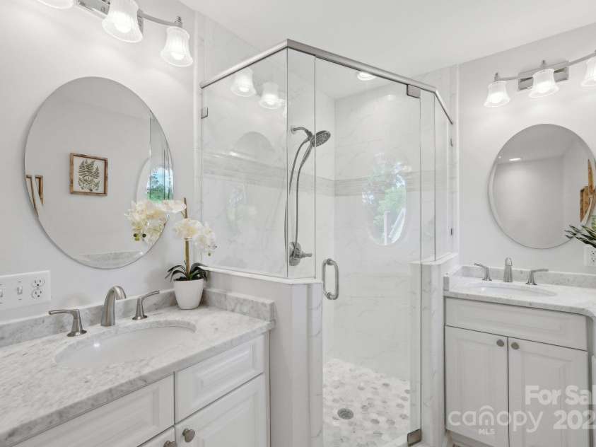 545 Dilworth Mews Court, Charlotte, NC 28203.  MLS# CAR4237335, YatesRealty ID 16023. Prinary bath with quartz countertops and newly refinished cabinets