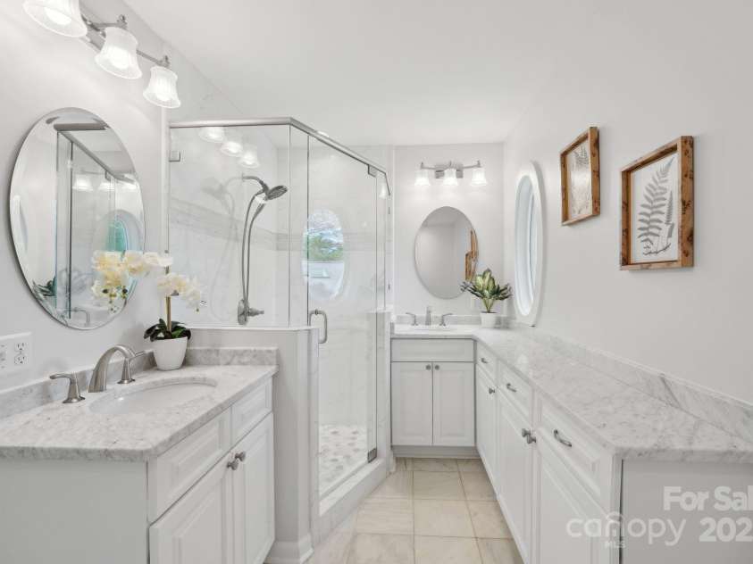 545 Dilworth Mews Court, Charlotte, NC 28203.  MLS# CAR4237335, YatesRealty ID 16023. Renovated primary bath