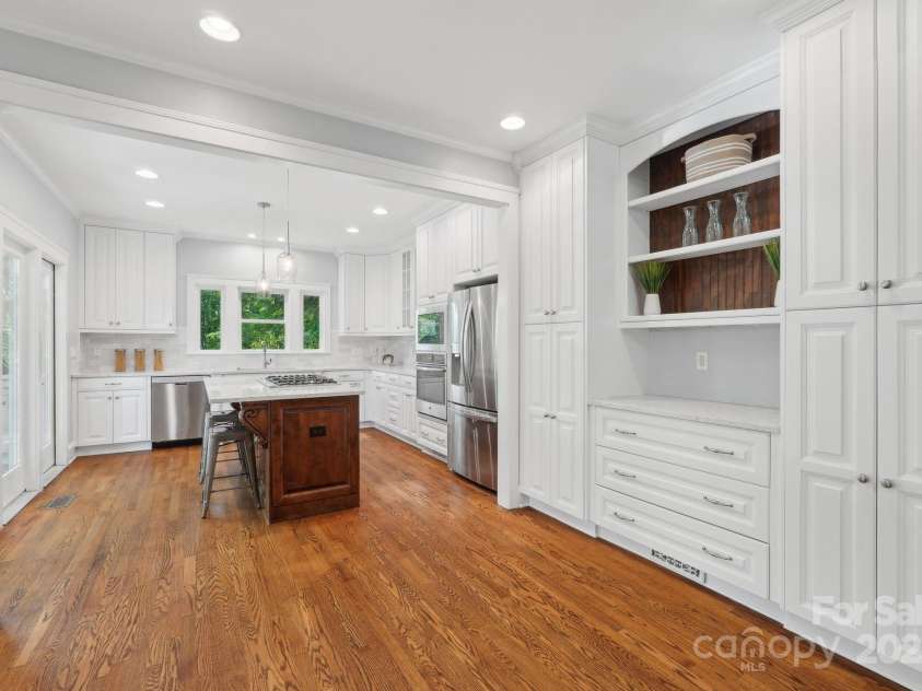 545 Dilworth Mews Court, Charlotte, NC 28203.  MLS# CAR4237335, YatesRealty ID 16023. Roomy enough for a secondary sitting area