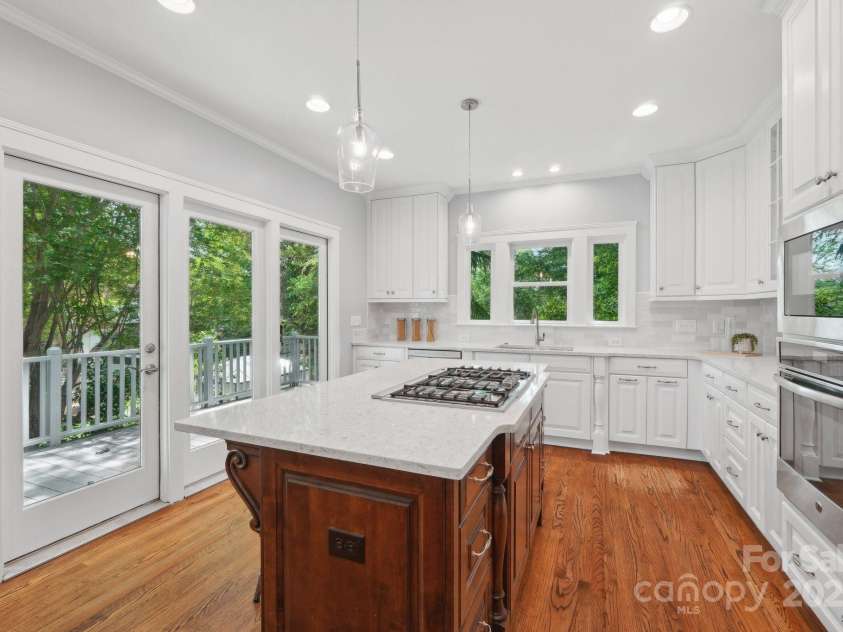 545 Dilworth Mews Court, Charlotte, NC 28203.  MLS# CAR4237335, YatesRealty ID 16023. Stainless Steel Appliances