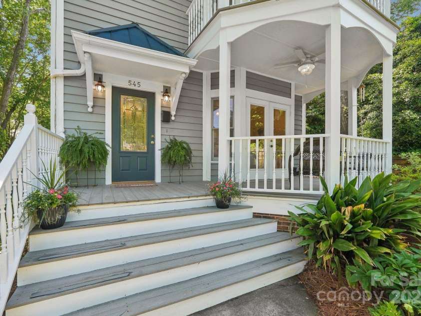 545 Dilworth Mews Court, Charlotte, NC 28203.  MLS# CAR4237335, YatesRealty ID 16023. Victorian replica built in 1987
