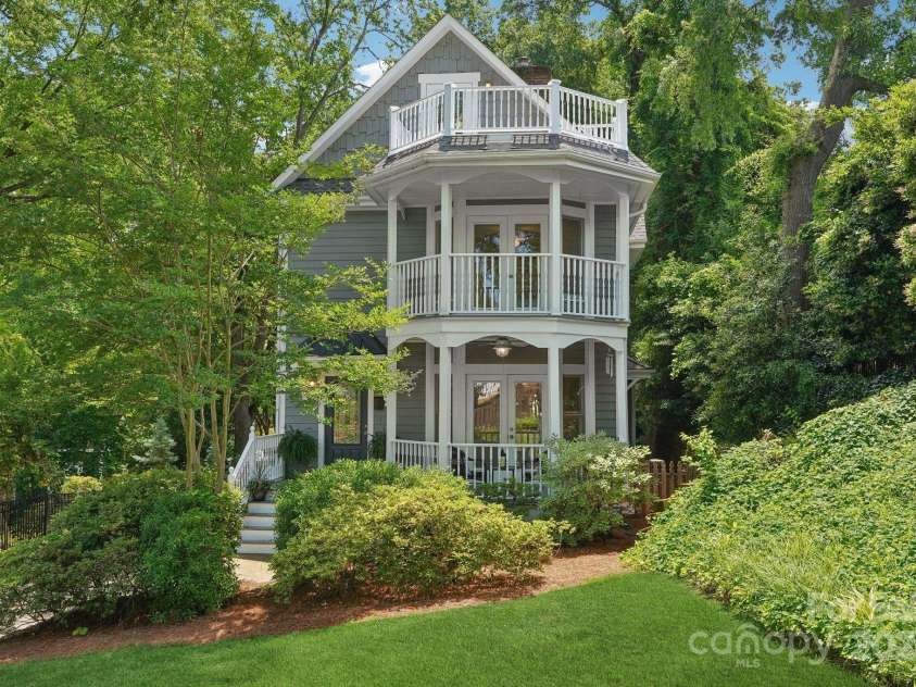 545 Dilworth Mews Court, Charlotte, NC 28203.  MLS# CAR4237335, YatesRealty ID 16023. Welcome to the enclave of Dilworth Mews