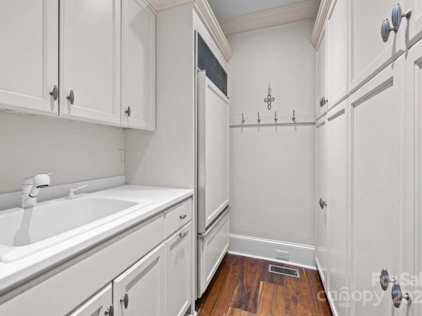 640 Colville Road, Charlotte, NC 28207.  MLS# CAR4264797, YatesRealty ID 16025. 