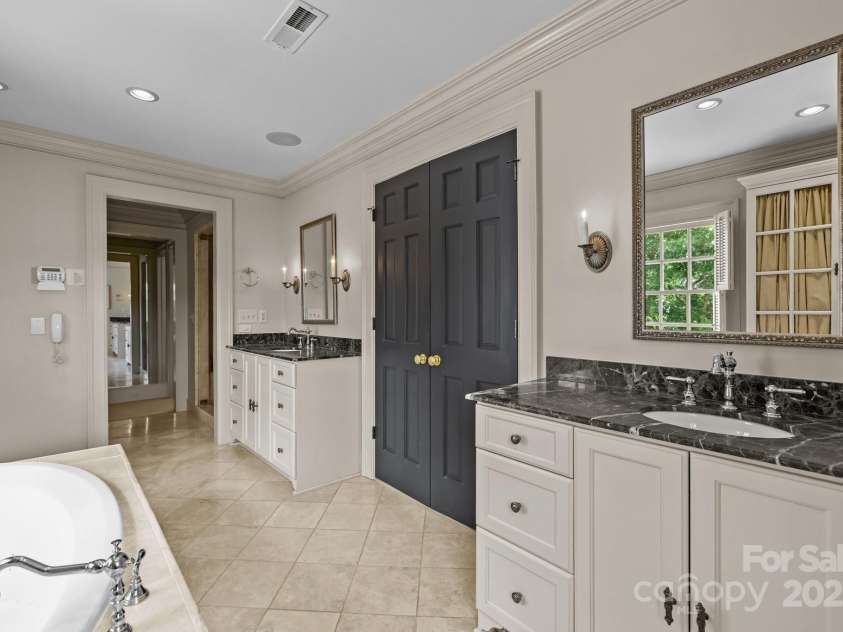 640 Colville Road, Charlotte, NC 28207.  MLS# CAR4264797, YatesRealty ID 16025. 
