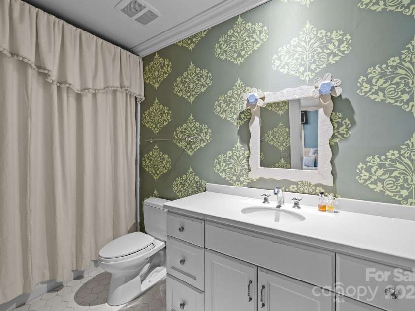 640 Colville Road, Charlotte, NC 28207.  MLS# CAR4264797, YatesRealty ID 16025. 