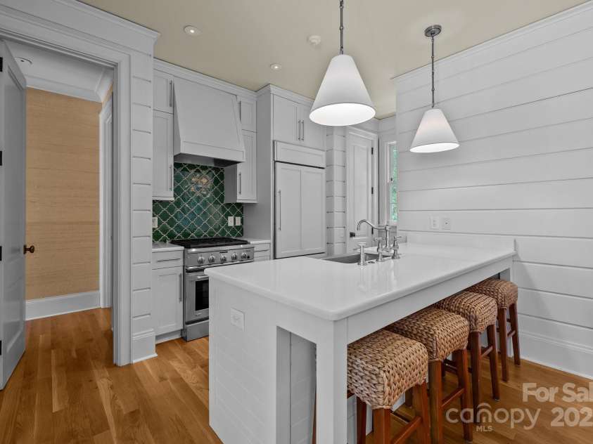 640 Colville Road, Charlotte, NC 28207.  MLS# CAR4264797, YatesRealty ID 16025. 