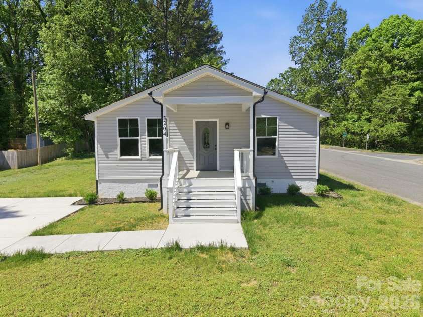 3204 Amay James Avenue, Charlotte, NC 28208.  MLS# CAR4369381, YatesRealty ID 16029. 