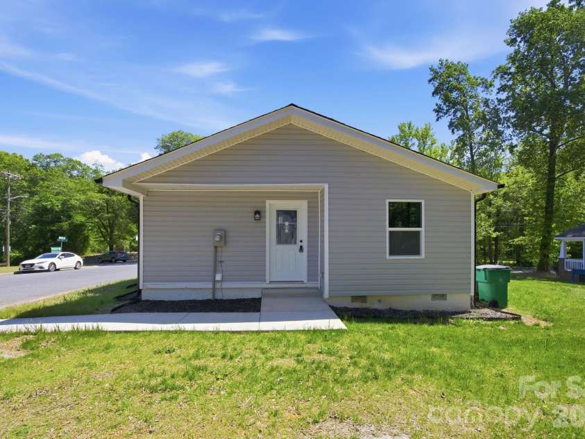 3204 Amay James Avenue, Charlotte, NC 28208.  MLS# CAR4369381, YatesRealty ID 16029. 