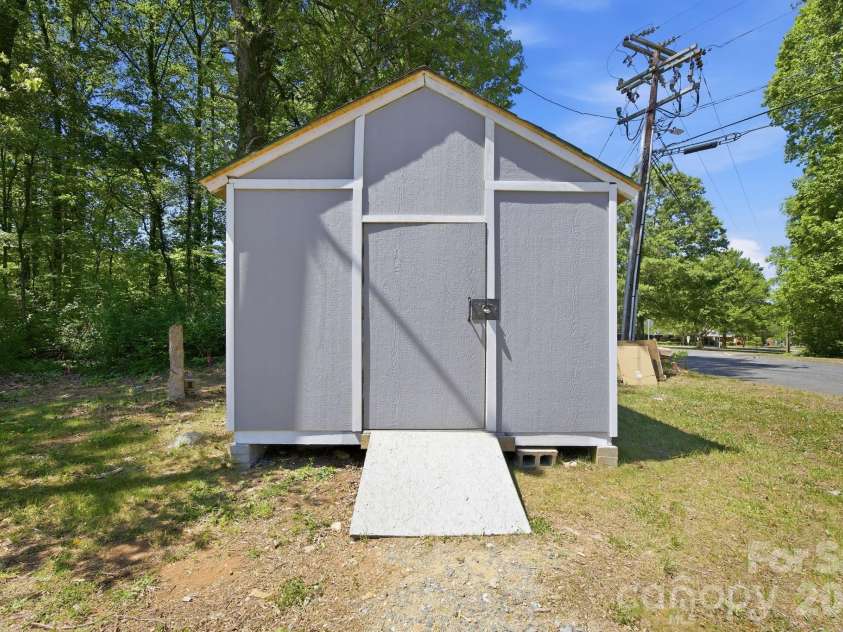 3204 Amay James Avenue, Charlotte, NC 28208.  MLS# CAR4369381, YatesRealty ID 16029. 