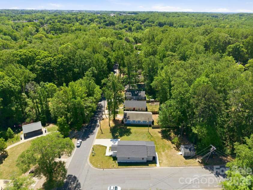 3204 Amay James Avenue, Charlotte, NC 28208.  MLS# CAR4369381, YatesRealty ID 16029. 
