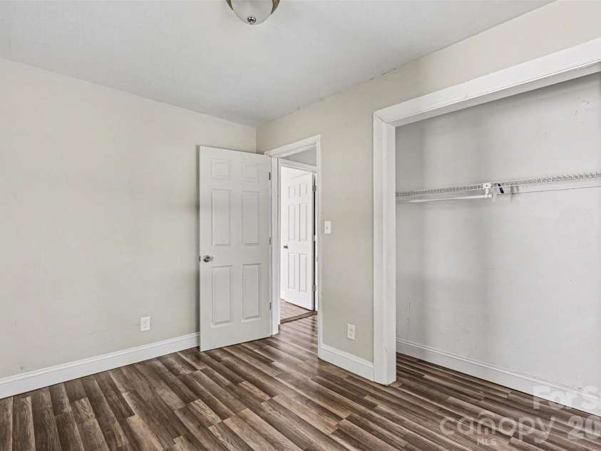 2604 Booker Avenue, Charlotte, NC 28216.  MLS# CAR4369382, YatesRealty ID 16031. 