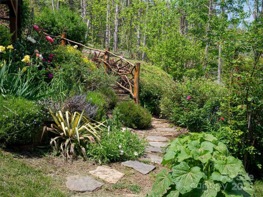 15 Sassy Lane, Asheville, NC 28805.  MLS# CAR4248835, YatesRealty ID 16032. 