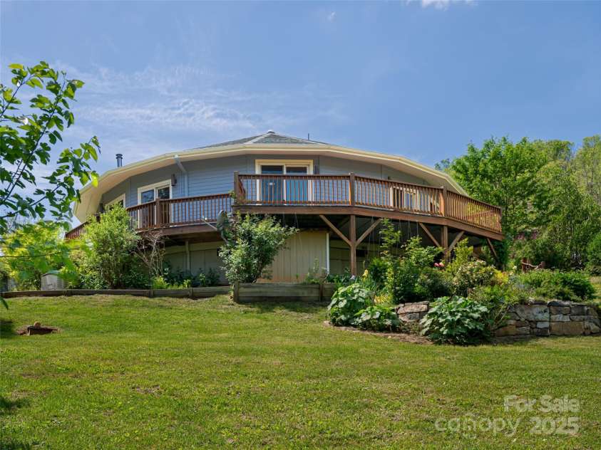 15 Sassy Lane, Asheville, NC 28805.  MLS# CAR4248835, YatesRealty ID 16032. Beautifully maintained back yard