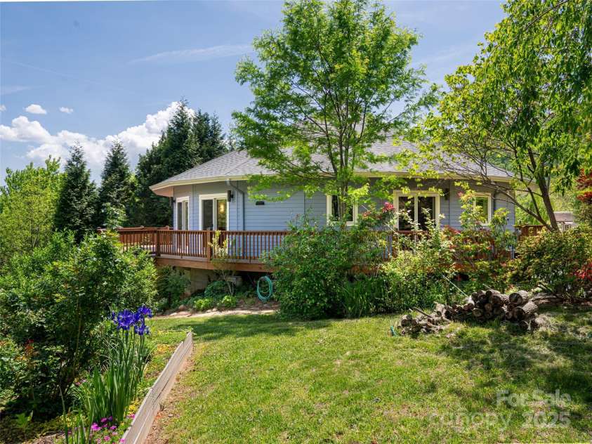15 Sassy Lane, Asheville, NC 28805.  MLS# CAR4248835, YatesRealty ID 16032. Stunning flower gardens that are easily accessed 