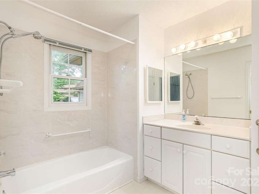 1005 Utsonati Lane, Brevard, NC 28712.  MLS# CAR4246828, YatesRealty ID 16033. 2nd Bathroom