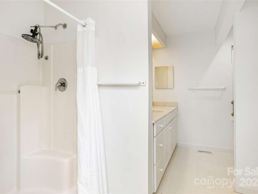 1005 Utsonati Lane, Brevard, NC 28712.  MLS# CAR4246828, YatesRealty ID 16033. Primary Suite Bathroom