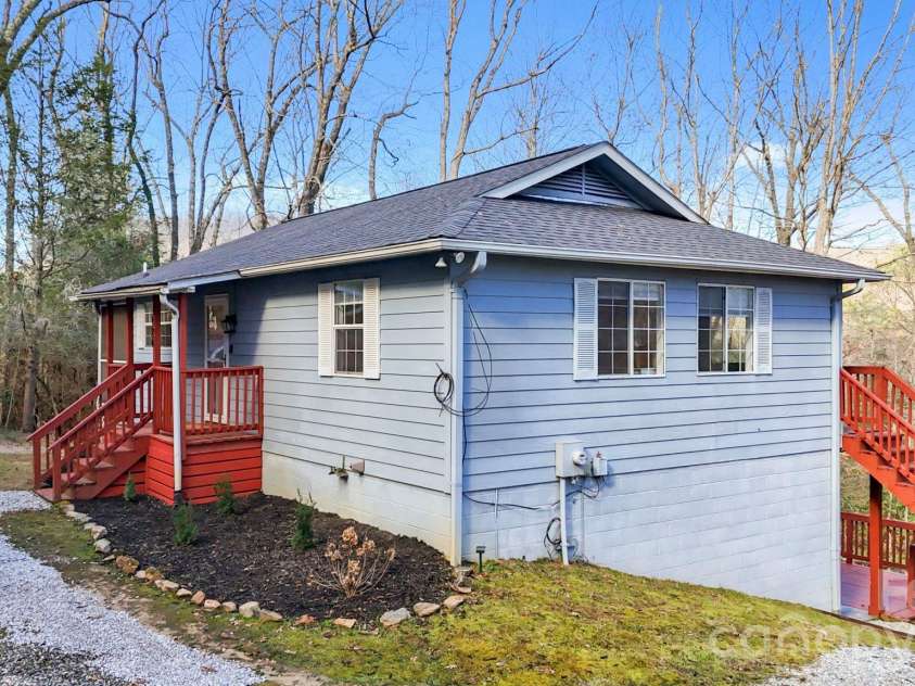 124 Flat Creek Drive, Lake Toxaway, NC 28747.  MLS# CAR4325770, YatesRealty ID 16033. 
