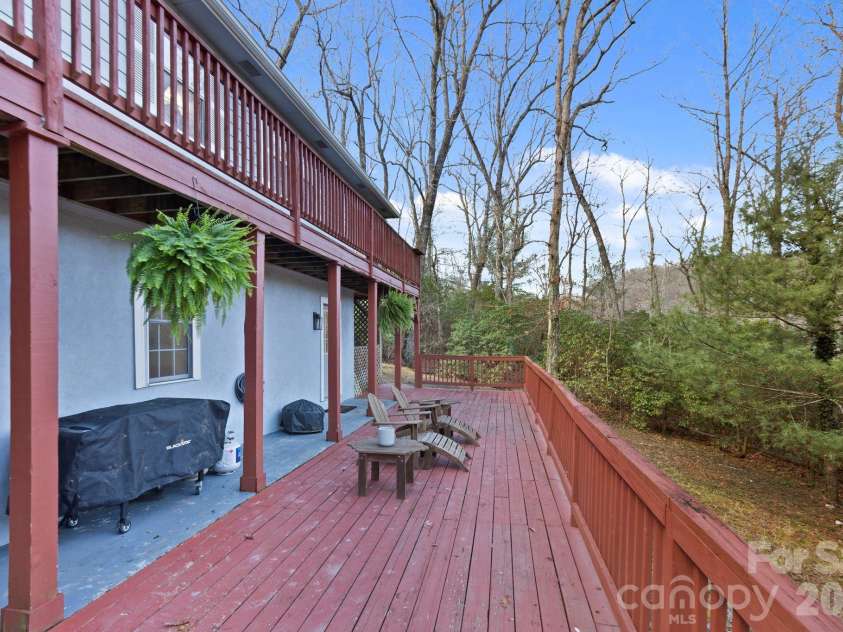 124 Flat Creek Drive, Lake Toxaway, NC 28747.  MLS# CAR4325770, YatesRealty ID 16033. 