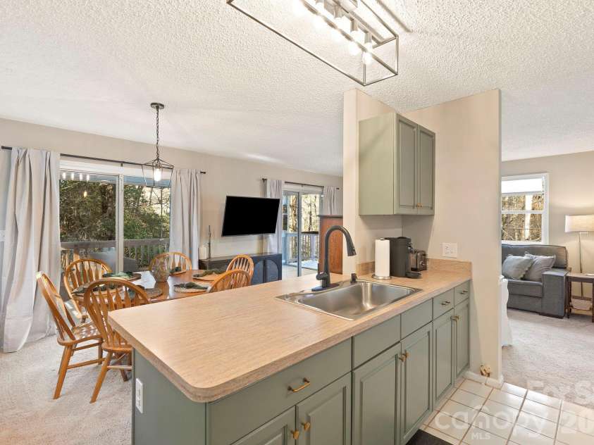 124 Flat Creek Drive, Lake Toxaway, NC 28747.  MLS# CAR4325770, YatesRealty ID 16033. 