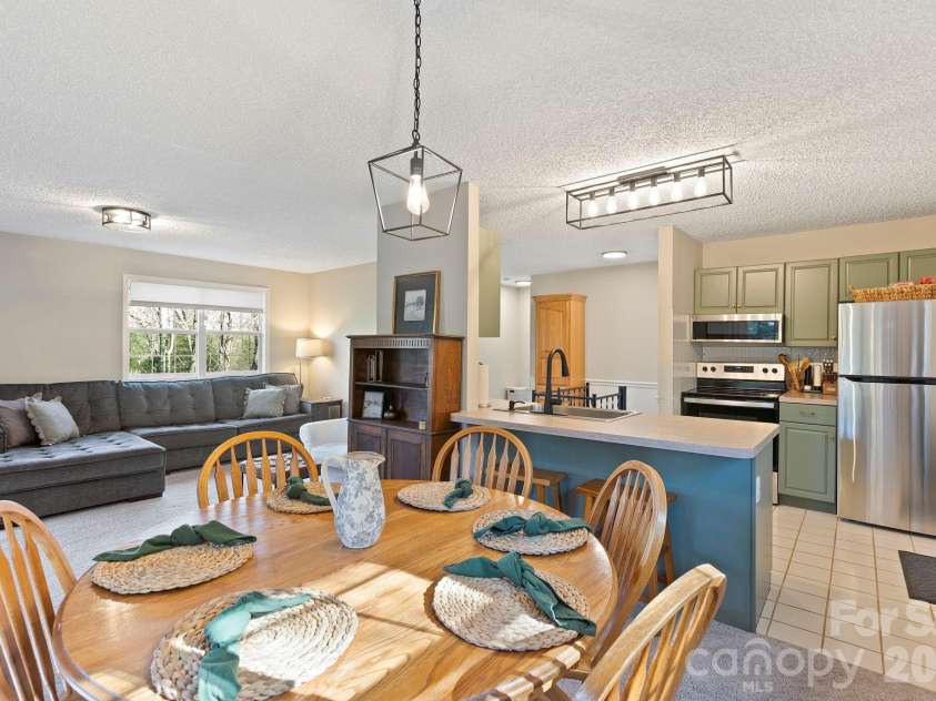 124 Flat Creek Drive, Lake Toxaway, NC 28747.  MLS# CAR4325770, YatesRealty ID 16033. 