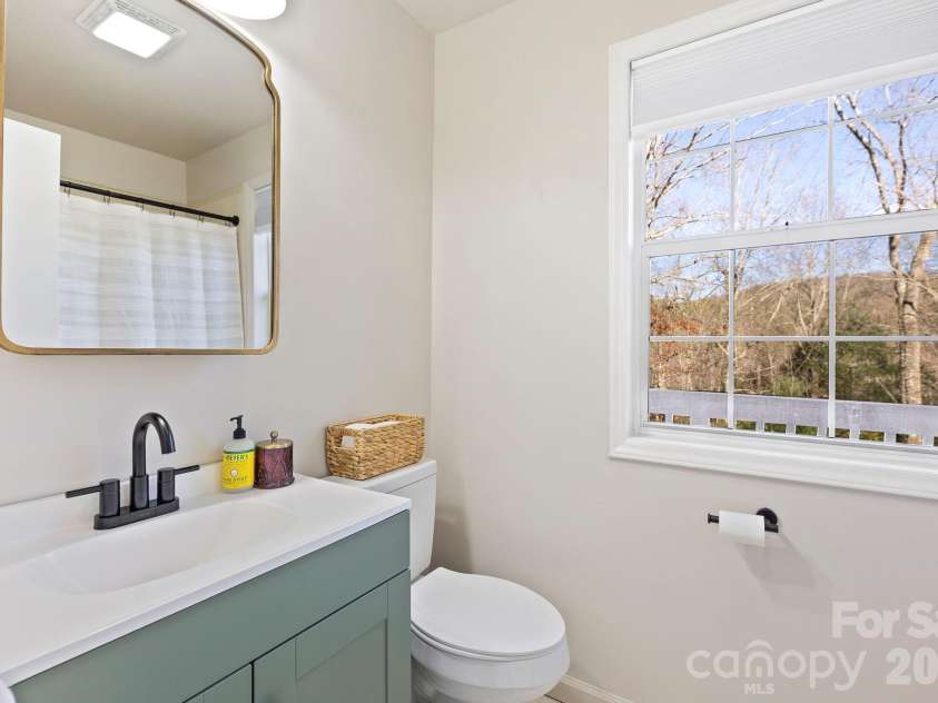 124 Flat Creek Drive, Lake Toxaway, NC 28747.  MLS# CAR4325770, YatesRealty ID 16033. 