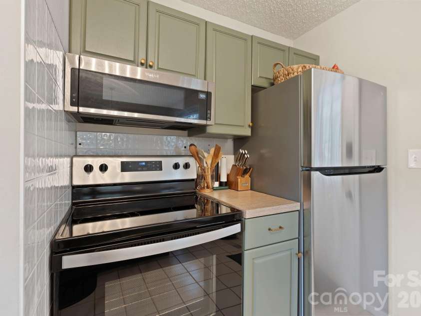 124 Flat Creek Drive, Lake Toxaway, NC 28747.  MLS# CAR4325770, YatesRealty ID 16033. 