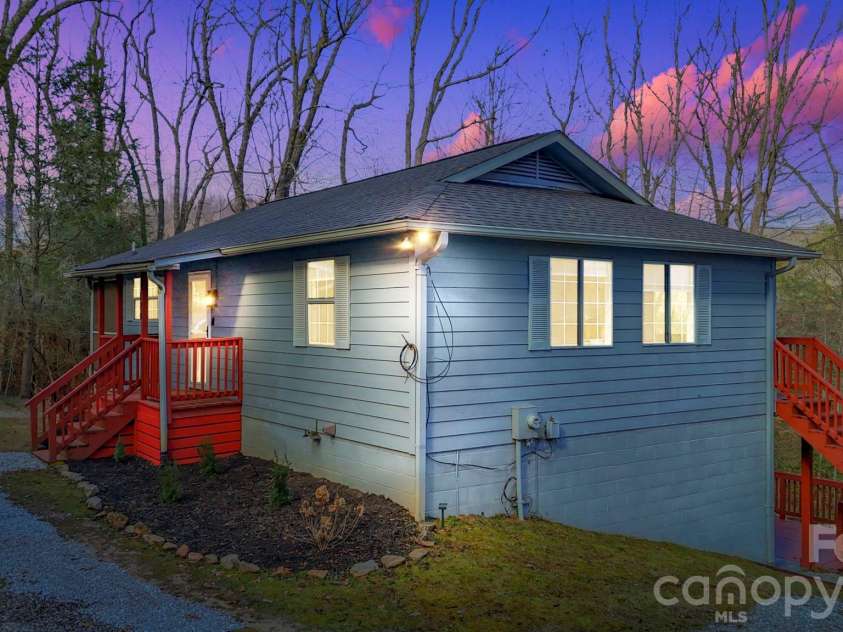 124 Flat Creek Drive, Lake Toxaway, NC 28747.  MLS# CAR4325770, YatesRealty ID 16033. 