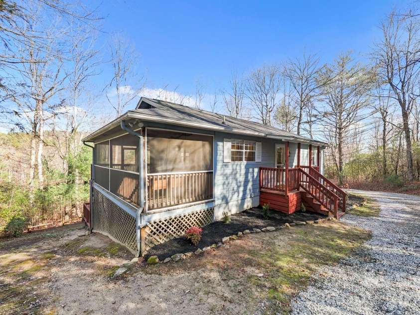 124 Flat Creek Drive, Lake Toxaway, NC 28747.  MLS# CAR4325770, YatesRealty ID 16033. 