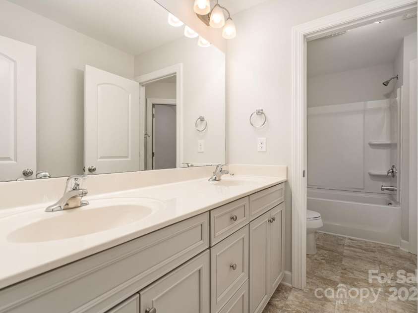 5684 Garrow Glen Road, Charlotte, NC 28278.  MLS# CAR4246603, YatesRealty ID 16035. 