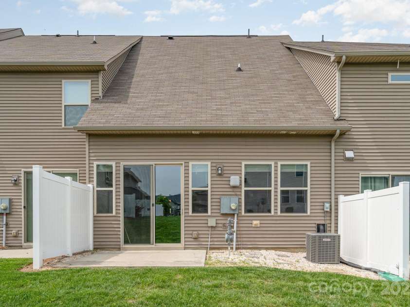 5684 Garrow Glen Road, Charlotte, NC 28278.  MLS# CAR4246603, YatesRealty ID 16035. 