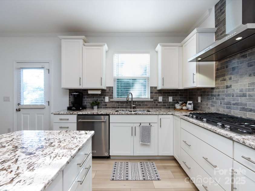 8903 Ansley Park Place, Huntersville, NC 28078.  MLS# CAR4311393, YatesRealty ID 16036. Beautiful Gourmet Kitchen with all the upgrades including granite counters, stainless steel appliances including Refrigerator to remain, wall oven, gas cook top, hood system, island with seating/storage, custom l