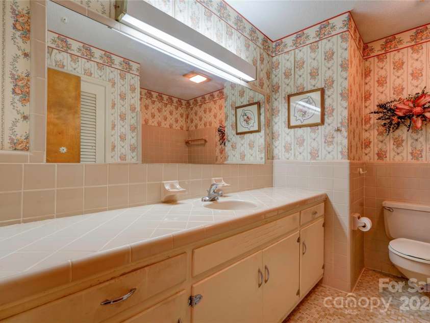 608 Hanover Drive, Shelby, NC 28150.  MLS# CAR4203173, YatesRealty ID 16038. Bathroom