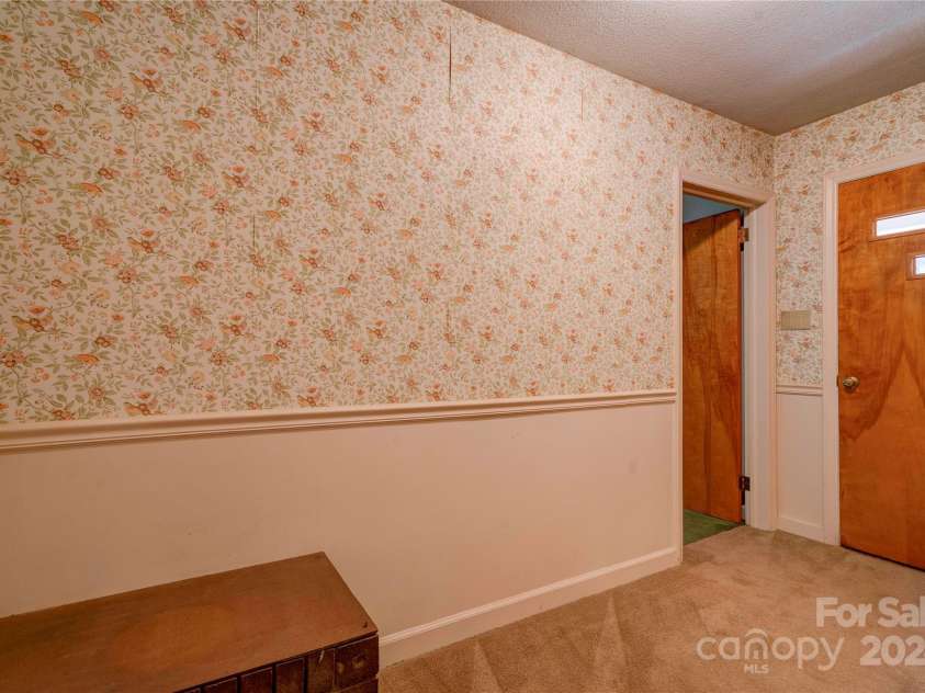 608 Hanover Drive, Shelby, NC 28150.  MLS# CAR4203173, YatesRealty ID 16038. Foyer