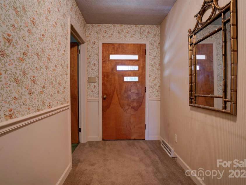 608 Hanover Drive, Shelby, NC 28150.  MLS# CAR4203173, YatesRealty ID 16038. Foyer